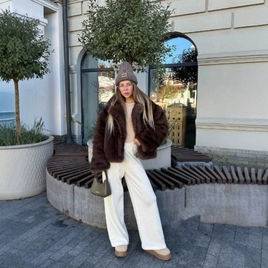 Damen Kurzblouson aus veganem Hochflor‑Kunstpelz mit extraweichem Volumen und offener Front Nord Taschen