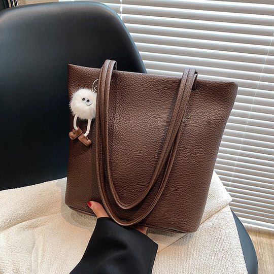 Damen modische Tragetasche aus robustem Leder mit charmantem Anhänger Nord Taschen