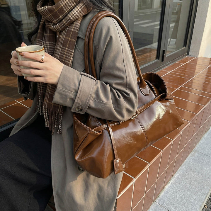 Damen elegante Handtasche mit glänzendem Finish Nord Taschen