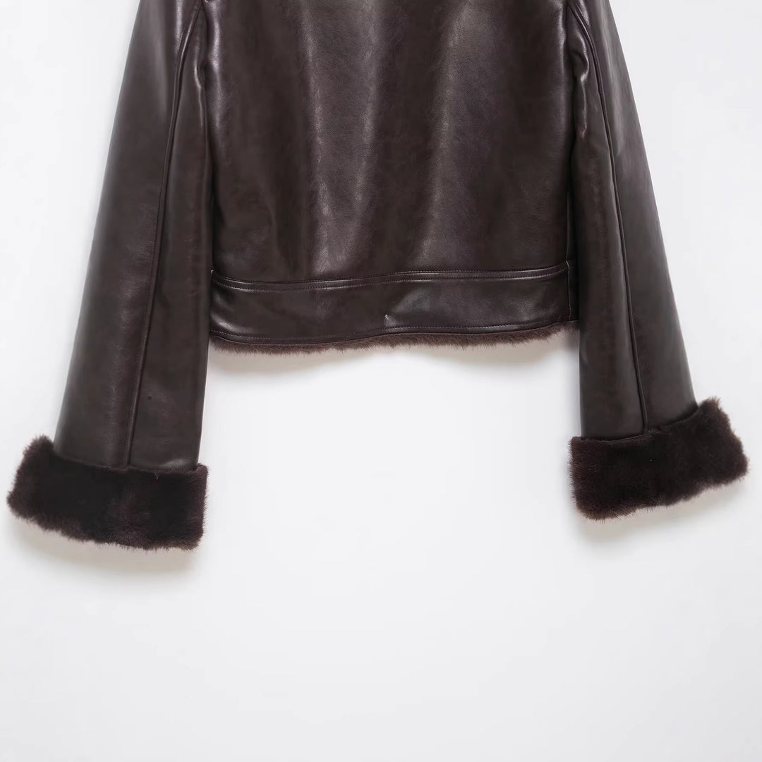 Damen Kurze Lammfelljacke im Vintage-Look mit hohem Stehkragen und aufgesetzten Taschen Nord Taschen