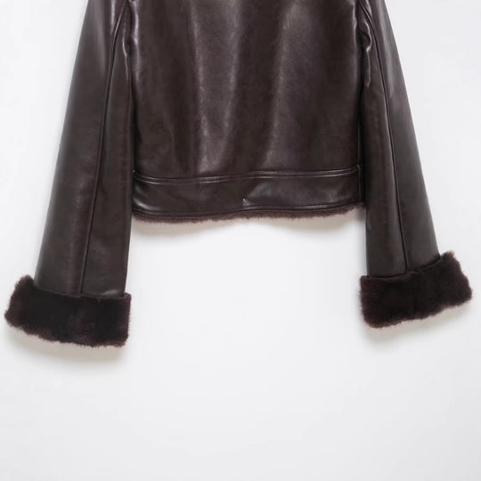 Damen Kurze Lammfelljacke im Vintage-Look mit hohem Stehkragen und aufgesetzten Taschen Nord Taschen