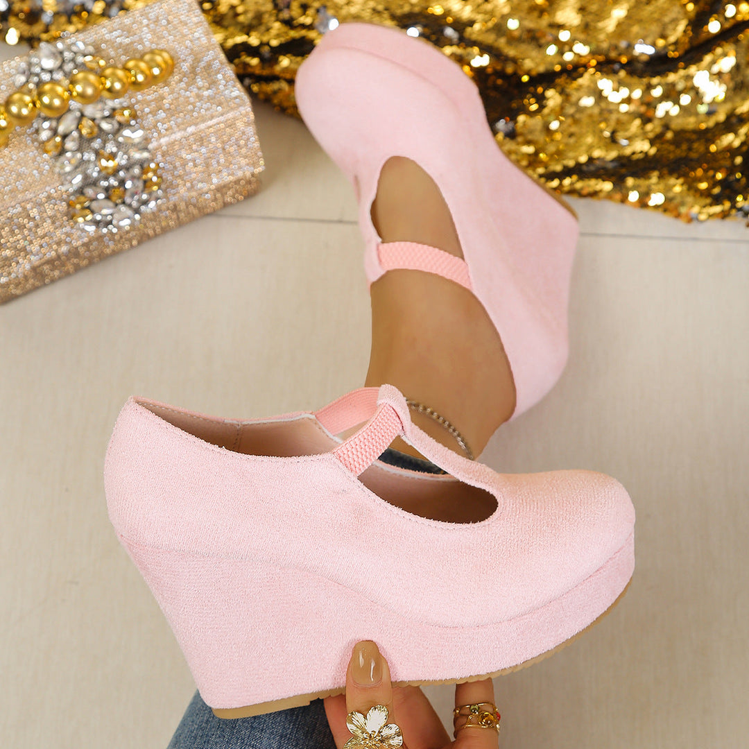 Damen Wedge-Pumps mit zierlichem Riemen und glänzendem Akzent Nord Taschen