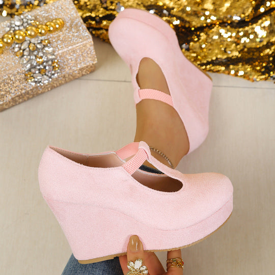Damen Wedge-Pumps mit zierlichem Riemen und glänzendem Akzent Nord Taschen