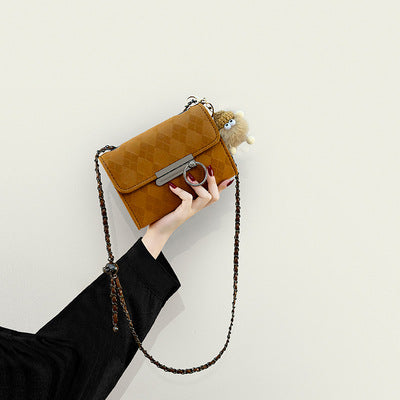 Damen Clutch-Tasche mit geprägtem Design und verspieltem Anhänger Nord Taschen