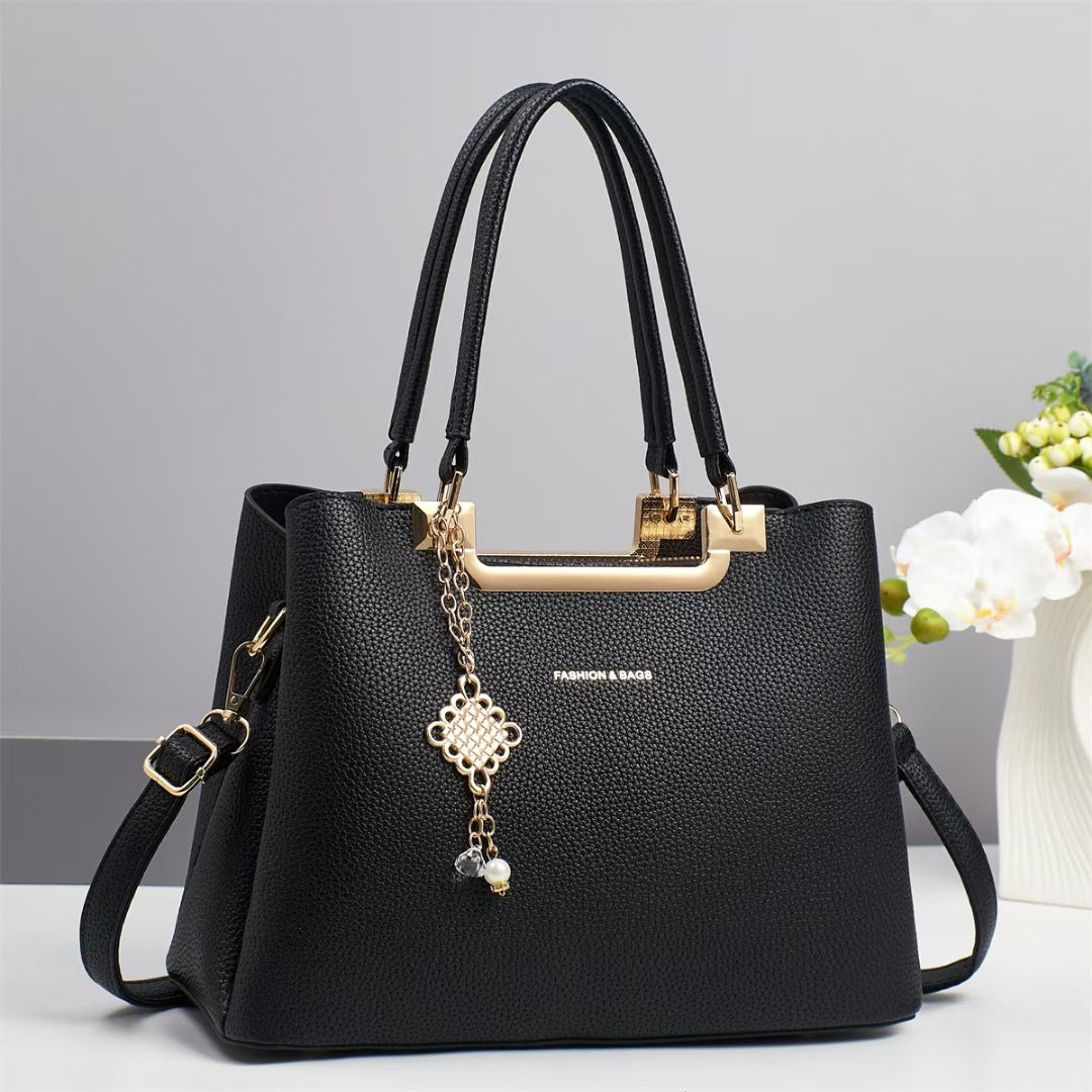 Damen klassische Handtasche mit dekorativem Anhänger Nord Taschen