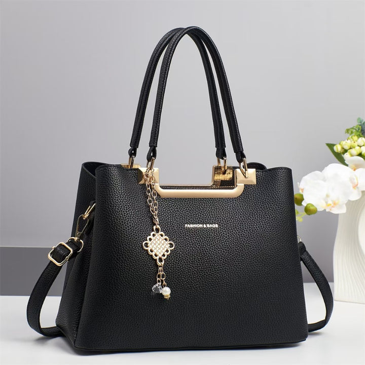 Damen klassische Handtasche mit dekorativem Anhänger Nord Taschen