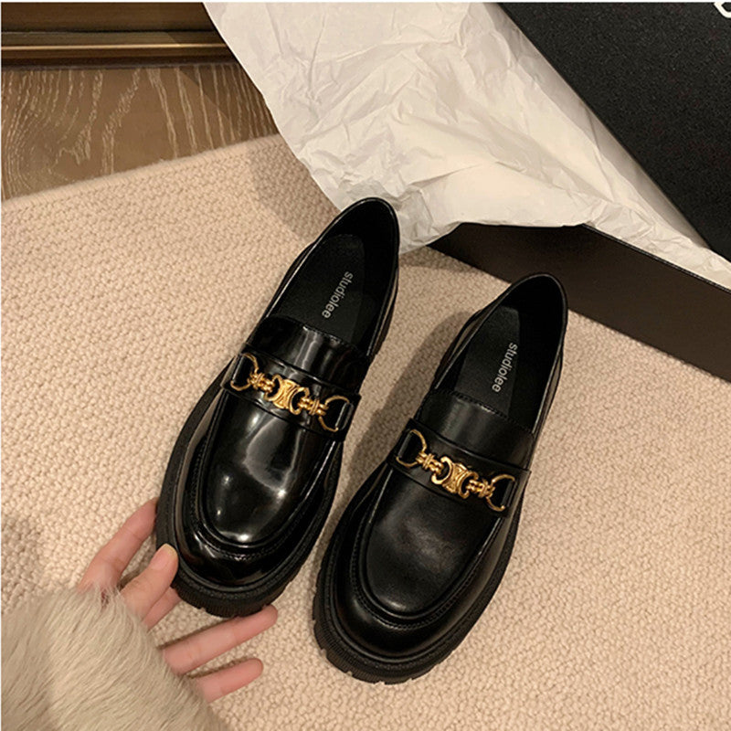 Damen Chunky‑Loafer aus Glattleder mit profilierter Lug‑Sohle und goldener Kettenapplikation Nord Taschen
