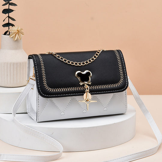 Damen modische Handtasche mit eleganter Kettenapplikation und verspieltem Schlüsselanhänger Nord Taschen