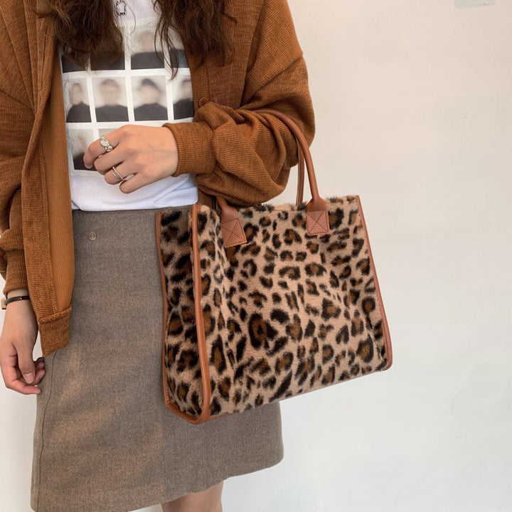 Damen Handtasche mit kuscheligem Kunstfell und eleganten Detailverzierungen Nord Taschen