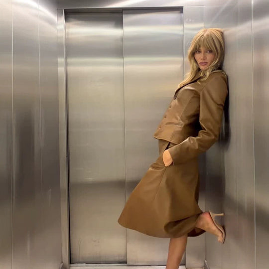 Damen Taillierter Blazer aus Lederimitat mit Wiener Nähten und Reverskragen Nord Taschen