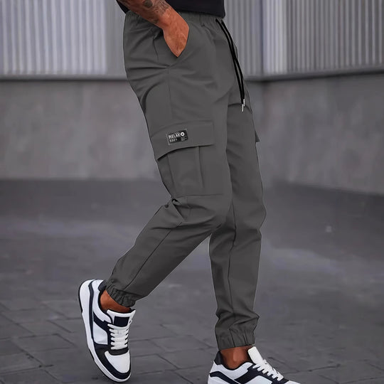 Herren Utility-Cargohose im Joggerstil mit Tunnelzugbund elastischen Beinabschlüssen und Multifachtaschen Nord Taschen