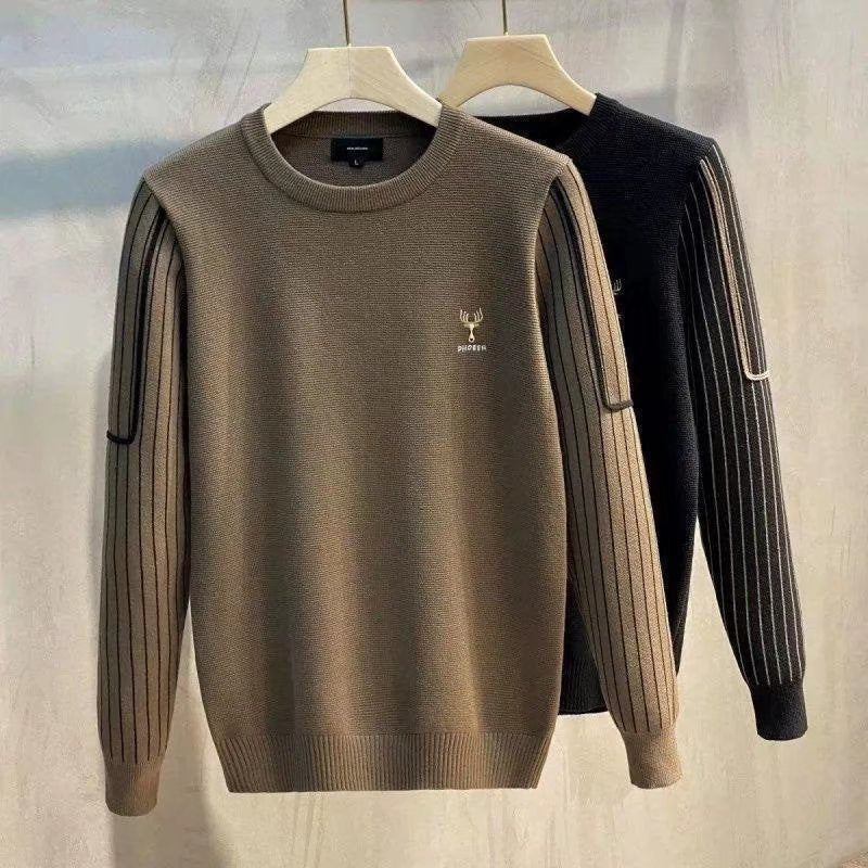 Herren Strickpullover mit gestreiften Rippenärmeln und gesticktem Hirschlogo Nord Taschen