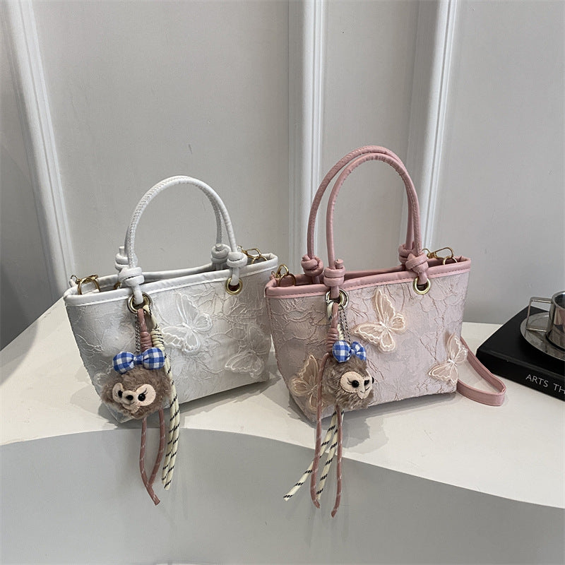 Damen elegante Umhängetasche mit floralem Design und charmantem Anhänger Nord Taschen