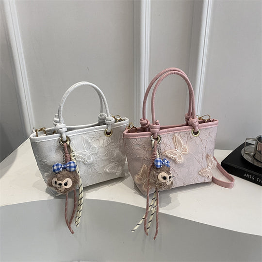 Damen elegante Umhängetasche mit floralem Design und charmantem Anhänger Nord Taschen