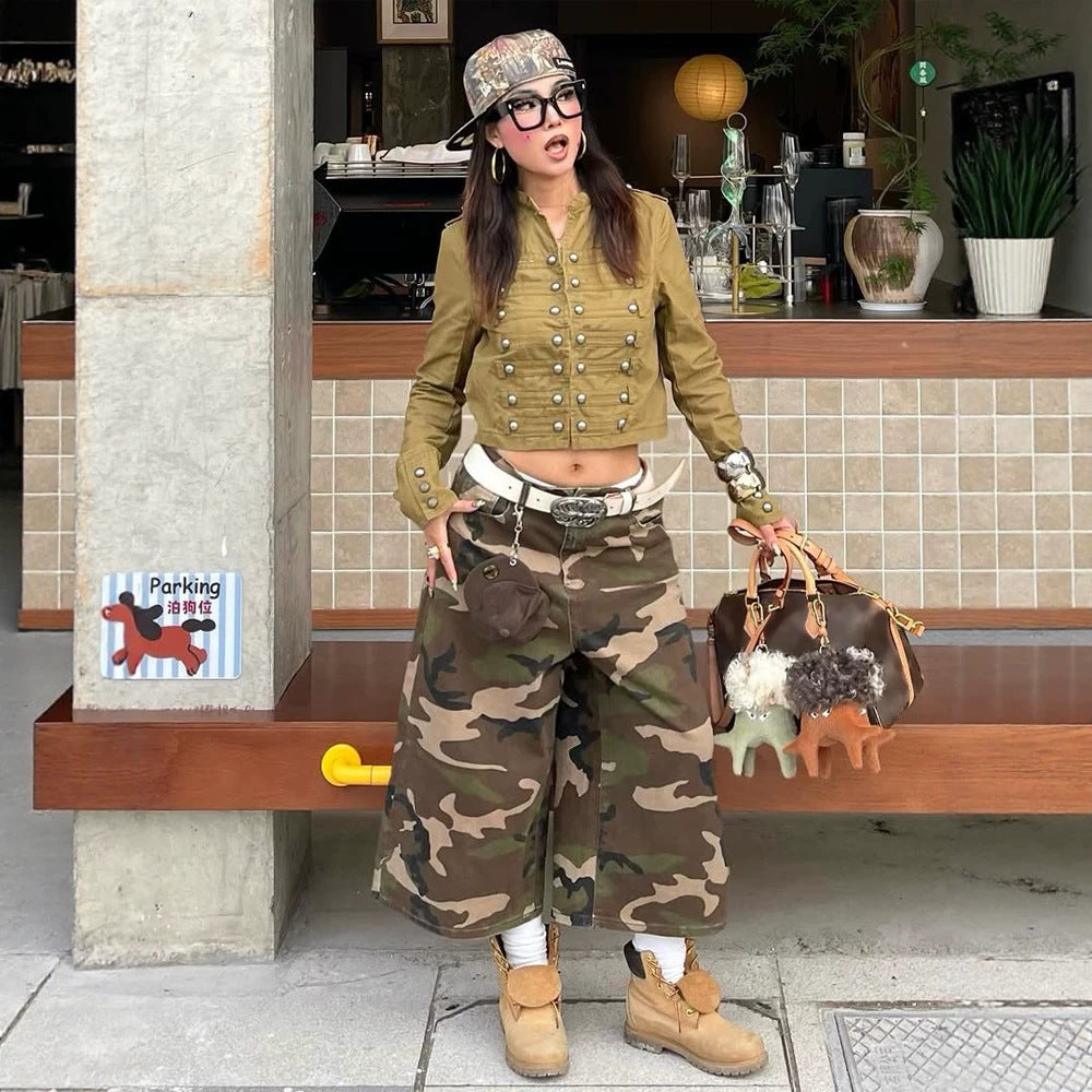 Damen Kurz geschnittene militärisch inspirierte Cargojacke mit Zierknopfleiste Nord Taschen