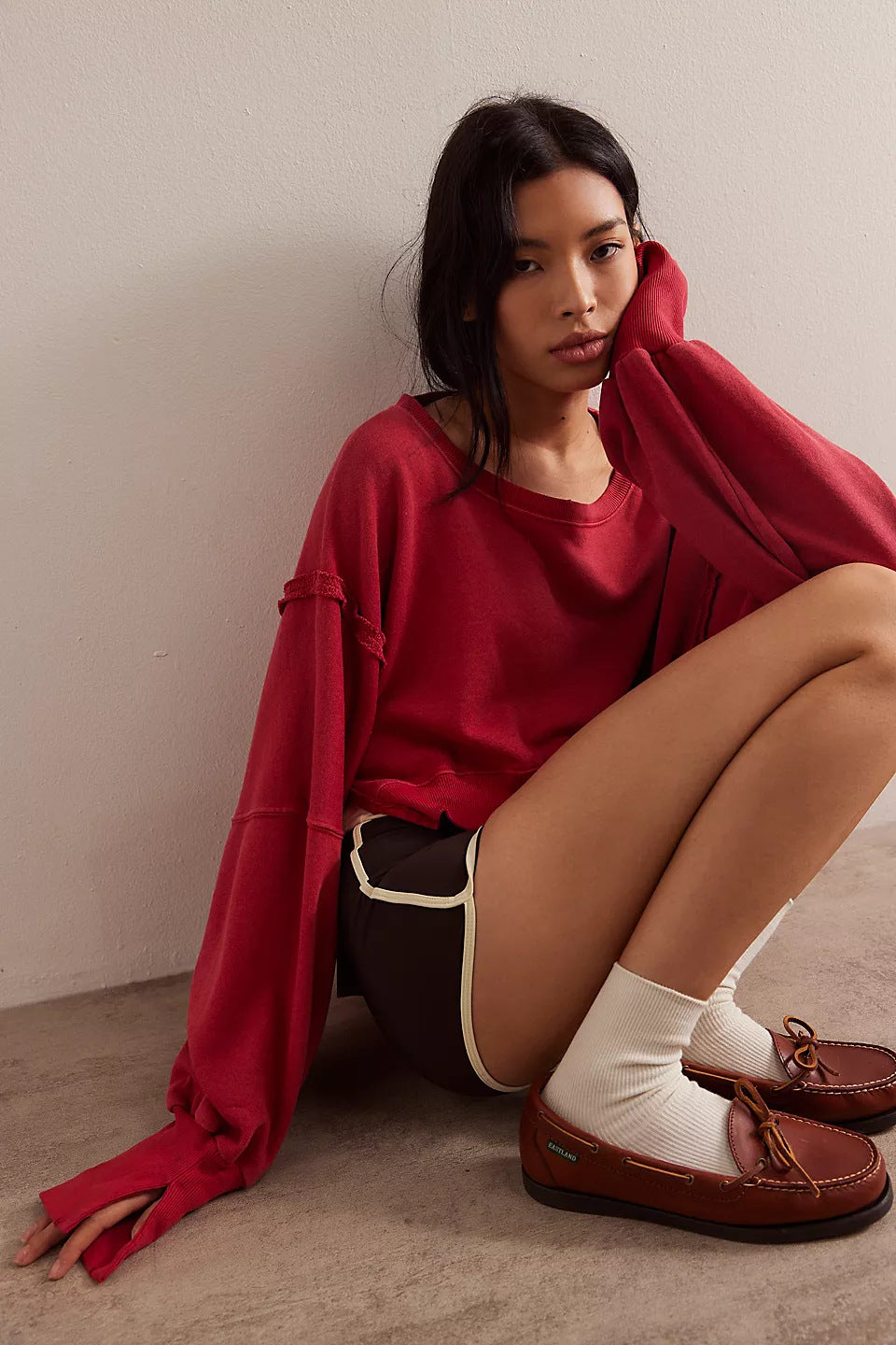 Damen cropped Oversize-Sweatshirt mit Daumenloch, fransigem Saum und weitem Raglanärmel Nord Taschen