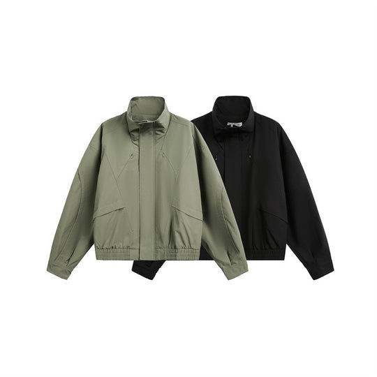 Unisex Kurzblouson im minimalistischen Tech‑Stoff mit Funnelkragen und verdeckter Frontblende Nord Taschen