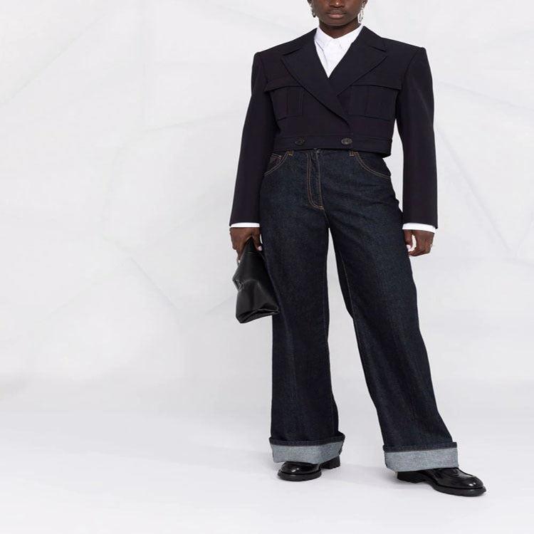 Damen Kurzblazer im Tailoring mit aufgesetzten Pattentaschen und markanter Schulterpartie Nord Taschen