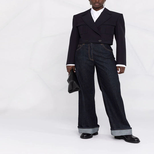 Damen Kurzblazer im Tailoring mit aufgesetzten Pattentaschen und markanter Schulterpartie Nord Taschen