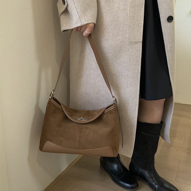 Damen Hobo-Tasche aus weichem Veloursleder mit eleganter Form Nord Taschen