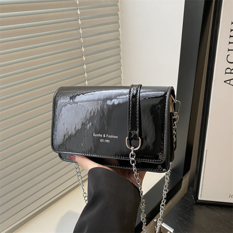 Damen elegante Umhängetasche mit praktischem Kettenakzent Nord Taschen