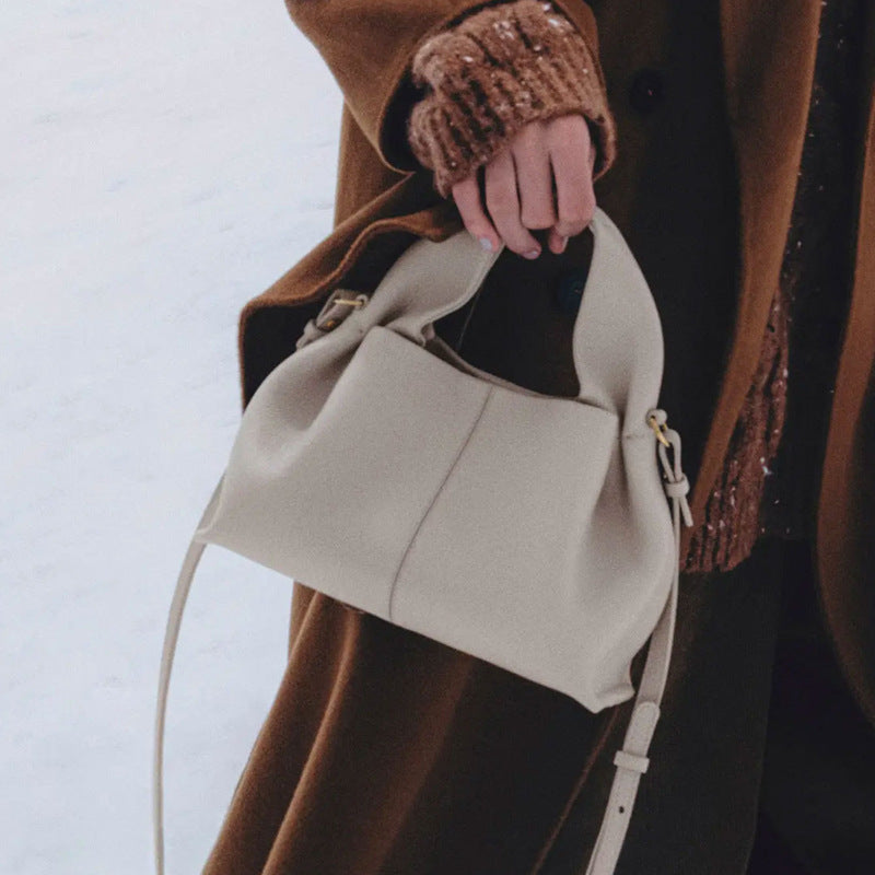 Damen Hobo-Tasche aus hochwertigem Kunstleder mit eleganter Kettenapplikation Nord Taschen