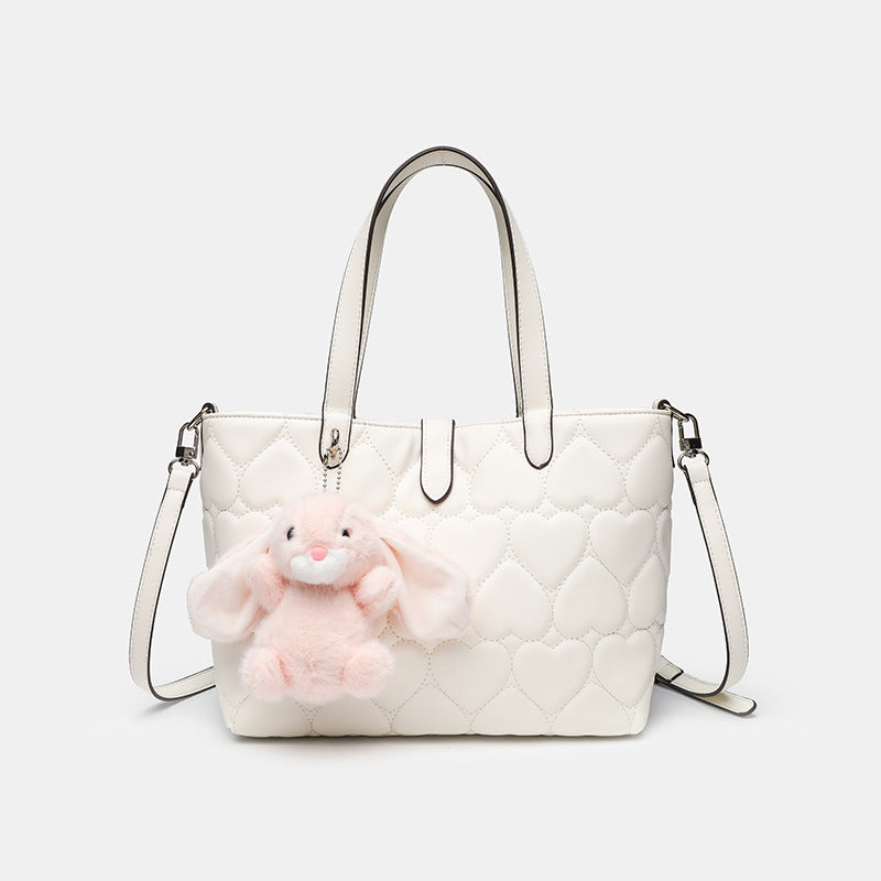Damen Henkeltasche mit verspieltem Hasenanhänger und herzförmiger Steppung Nord Taschen