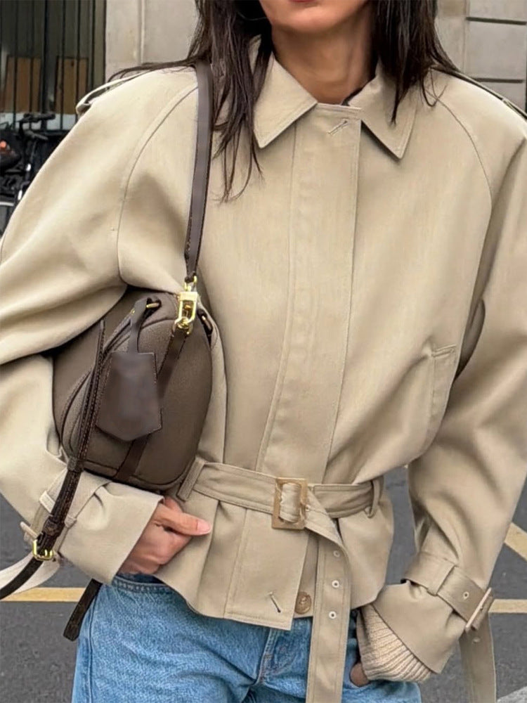 Damen Taillierte Kurz-Trenchjacke mit Bindegürtel, Raglanärmeln und verdeckter Knopfleiste Nord Taschen