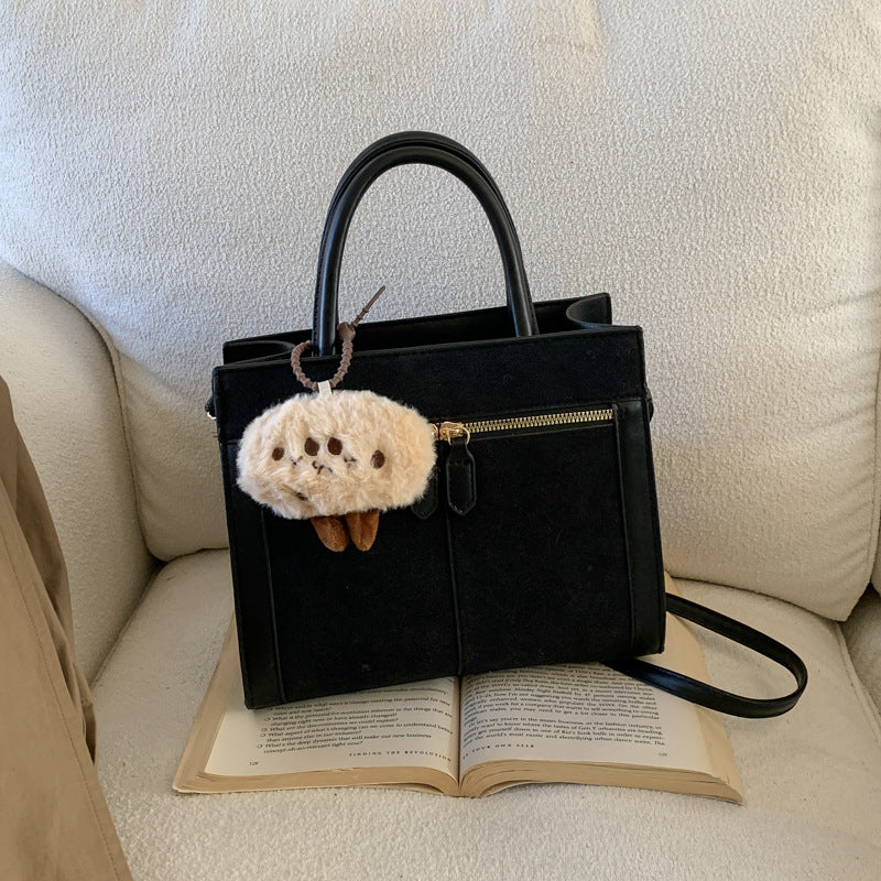 Damen stilvolle Handtasche mit charmantem Schlüsselanhänger Nord Taschen