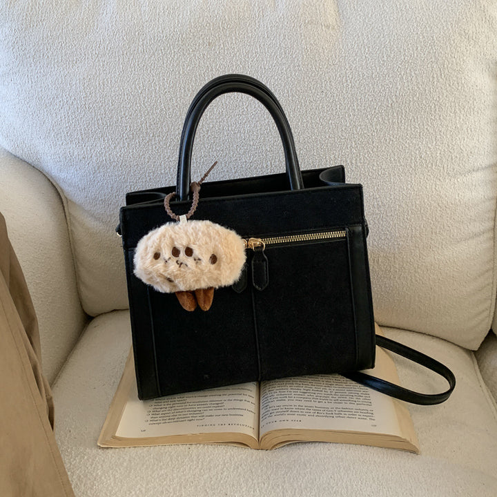 Damen stilvolle Handtasche mit charmantem Schlüsselanhänger Nord Taschen