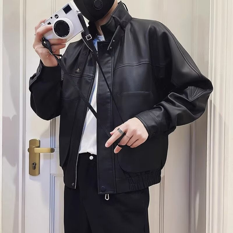 Herren Biker-inspirierte Kunstleder-Bomberjacke mit Stehkragen und elastischem Saum Nord Taschen