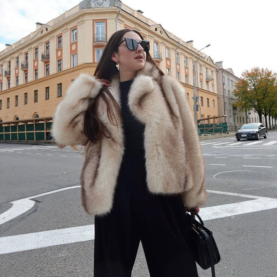 Damen Kurzboxy-Kunstpelzjacke mit voluminösem Schalkragen und Streifenoptik Nord Taschen