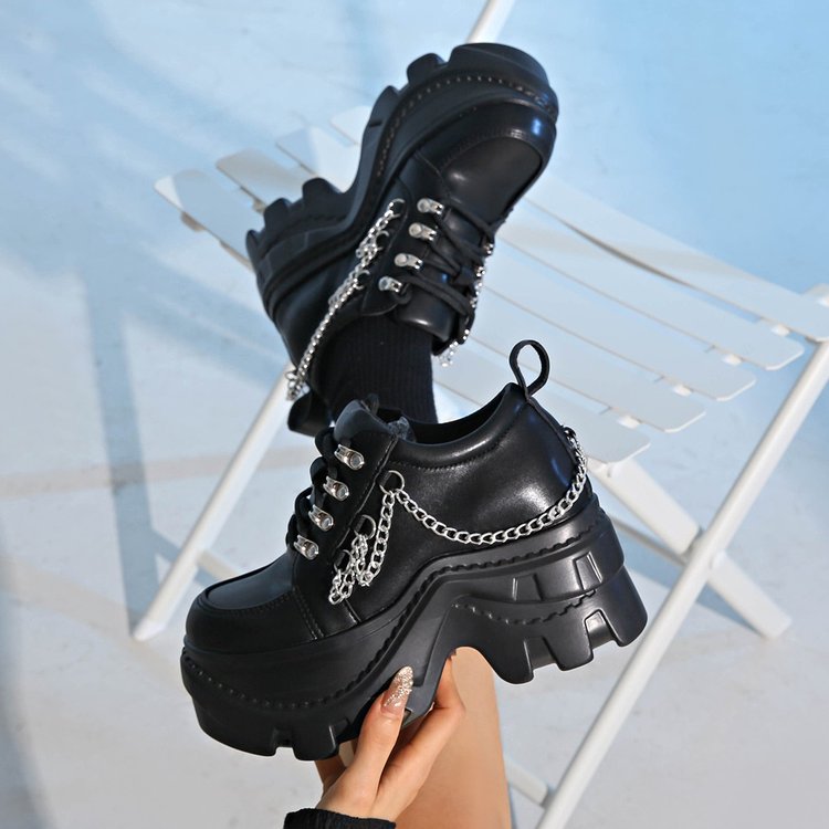 Damen Chunky Sneaker mit glanzvollen Kettenakzenten
