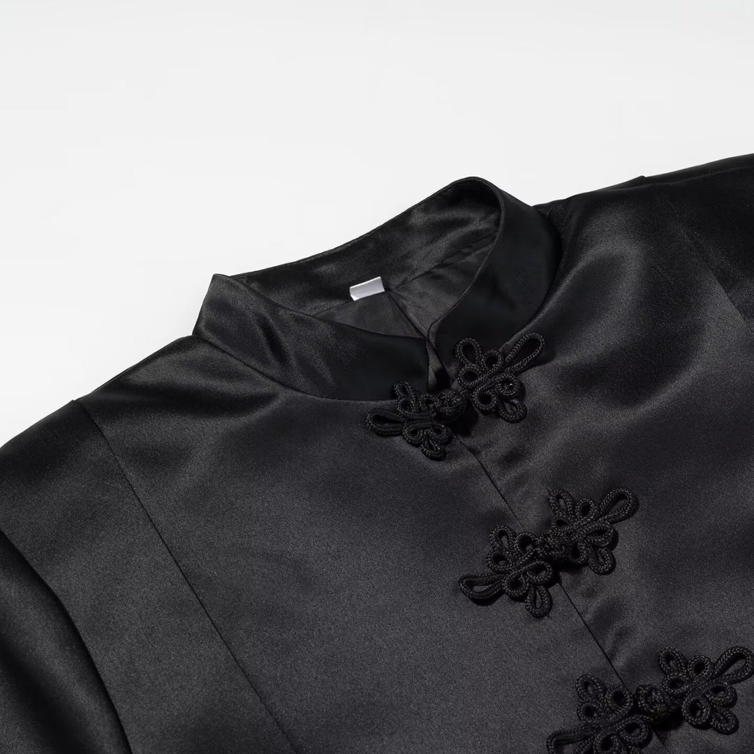 Damen Taillierter Satin-Blazer mit Mandarinkragen und dekorativen Froschverschlüssen Nord Taschen