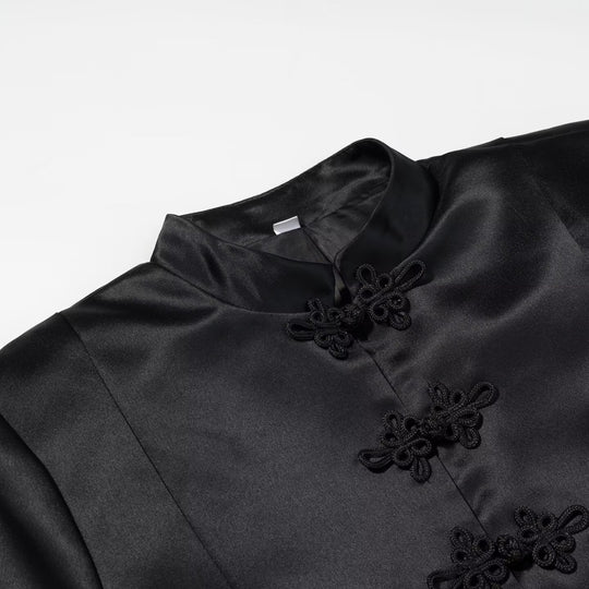 Damen Taillierter Satin-Blazer mit Mandarinkragen und dekorativen Froschverschlüssen Nord Taschen