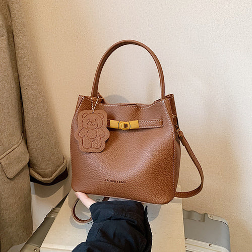 Damen Hobo-Tasche aus hochwertigem Kunstleder mit verspieltem Bärenanhänger Nord Taschen