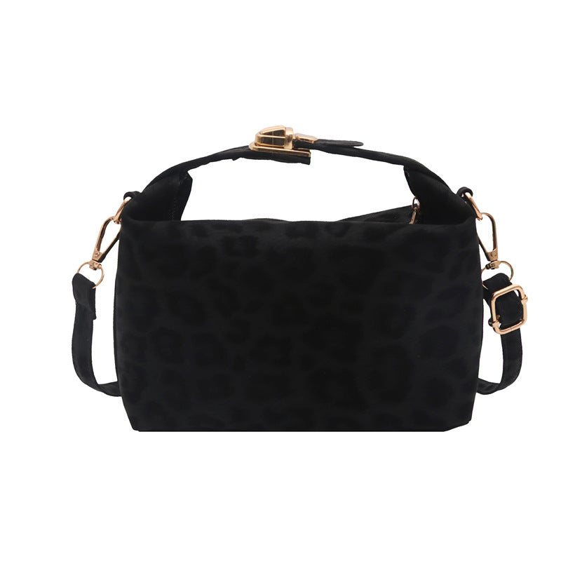 Damentasche mit elegantem Leopardenmuster und wertvollen Details Nord Taschen