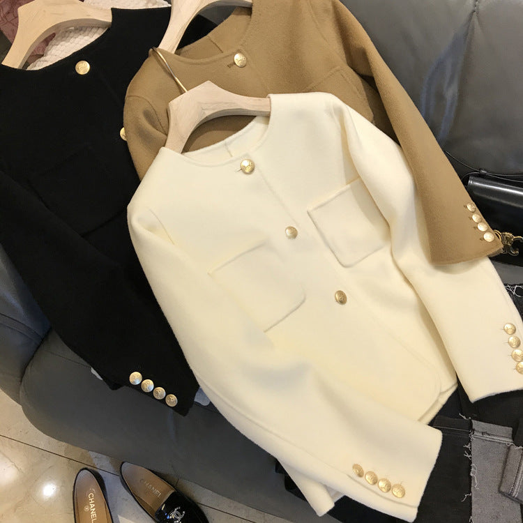 Damen Kurzblazer aus Wollmix mit Rundhalsausschnitt, Pattentaschen und goldenen Zierknöpfen Nord Taschen