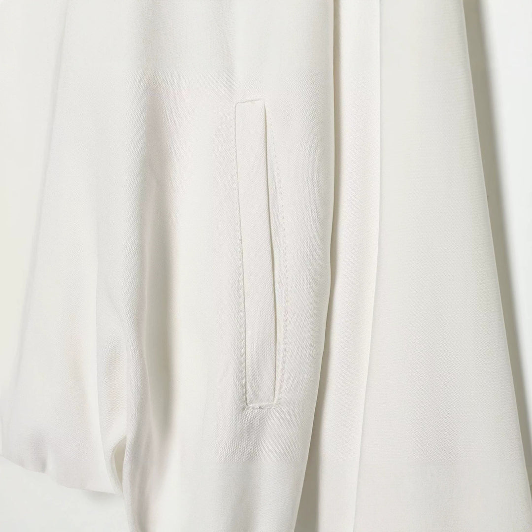 Damen Leichte Cropped-Windjacke im Boxy‑Schnitt mit hohem Funnelkragen und Ärmel-Pattentaschen Nord Taschen
