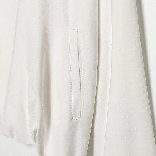 Damen Leichte Cropped-Windjacke im Boxy‑Schnitt mit hohem Funnelkragen und Ärmel-Pattentaschen Nord Taschen