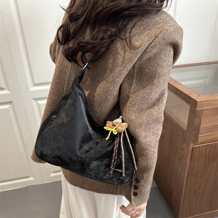 Damen Hobo-Tasche aus weichem Kunstleder mit verspieltem Anhänger Nord Taschen