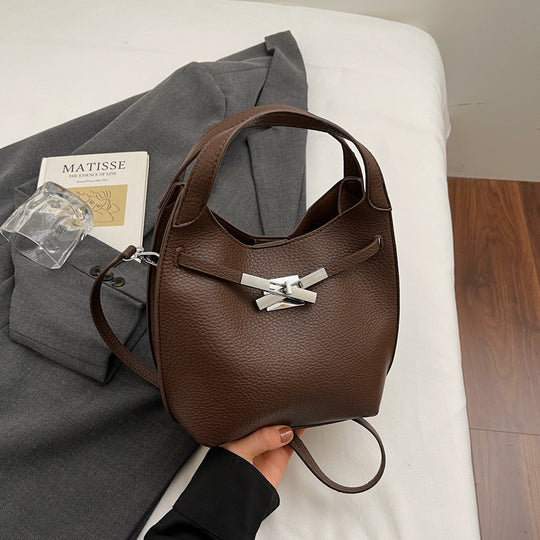 Damen stilvolle Schultertasche mit verspieltem Anhänger Nord Taschen