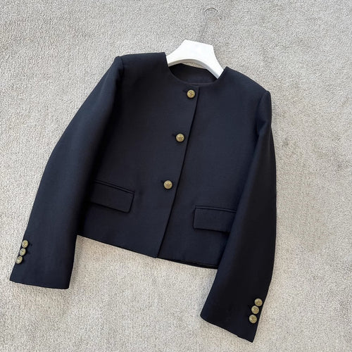 Damen Kragenlose taillierte Kurzjacke mit goldenen Zierknöpfen und Pattentaschen Nord Taschen