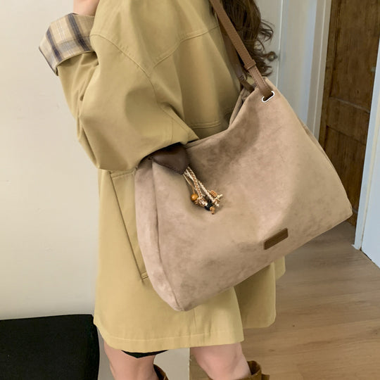 Damen Hobo-Tasche aus hochwertigem Veloursleder mit dekorativen Anhängern Nord Taschen