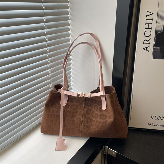 Damen elegante Umhängetasche mit animalischem Muster und praktischen Details Nord Taschen