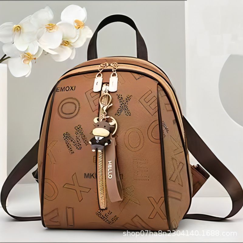 Damen Rucksackhandtasche mit modernem Schriftzug und charmantem Anhänger Nord Taschen