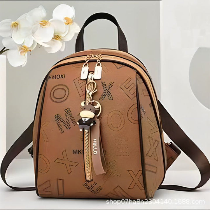 Damen Rucksackhandtasche mit modernem Schriftzug und charmantem Anhänger Nord Taschen