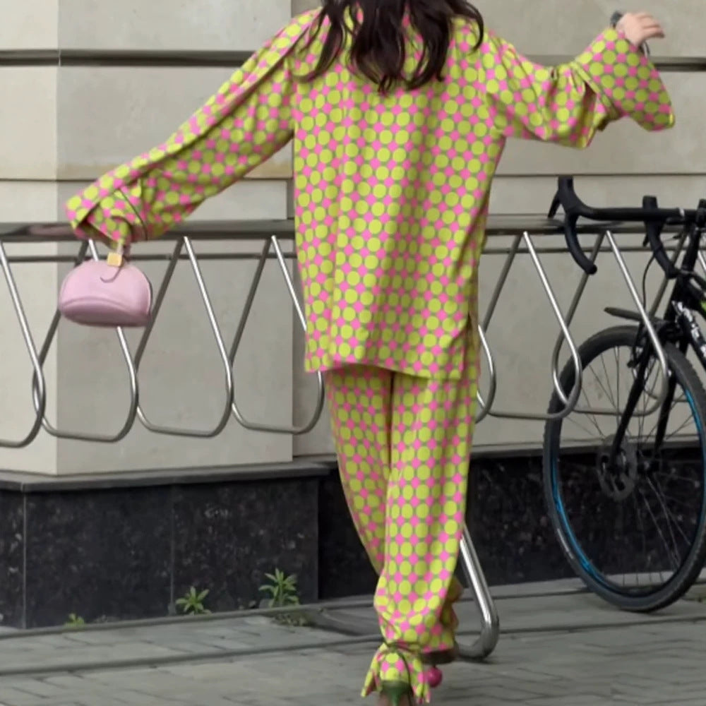Damen Zweiteiliges Seidenoptik-Anzugset mit Oversize-Blazer, weitem Bundfaltenhose & passendem Schlauchschal Nord Taschen