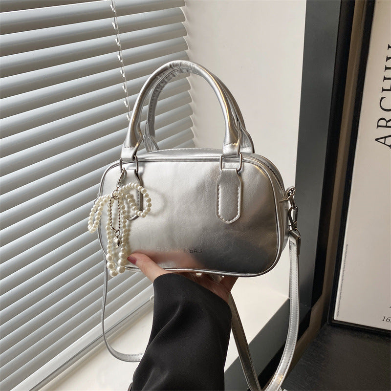 Damen Handtasche mit eleganter Perlenverzierung und abnehmbarem Schultergurt Nord Taschen
