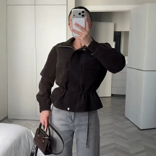 Damen Kurzjacke im Utility‑Stil mit Taillenzug und Stehkragen Nord Taschen